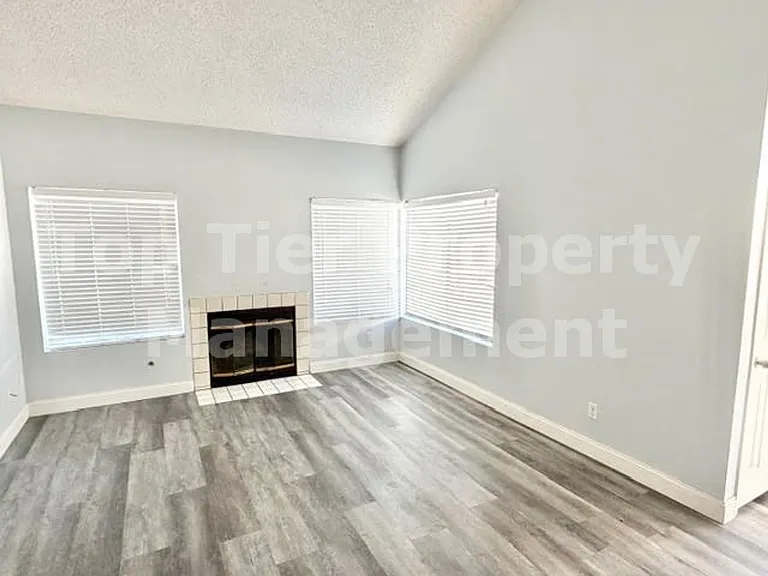 328 Riverview Way — Photo 3