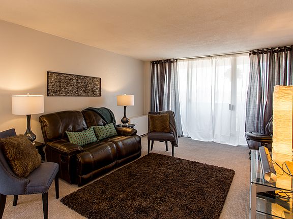4th image of 909 Logan St APT 7G