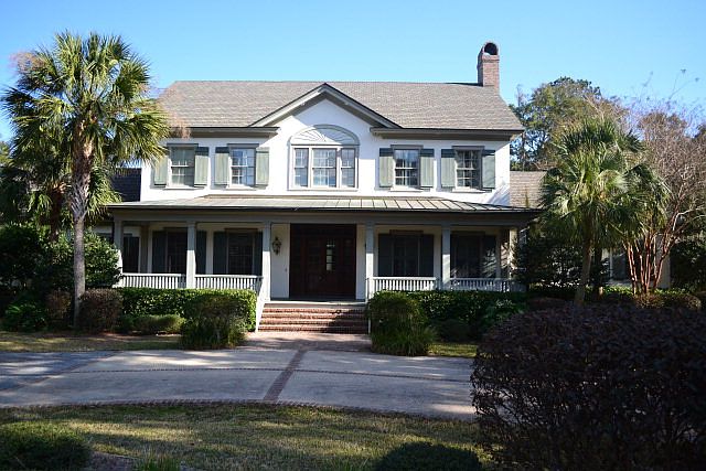 1st image of 16 Carriage Dr