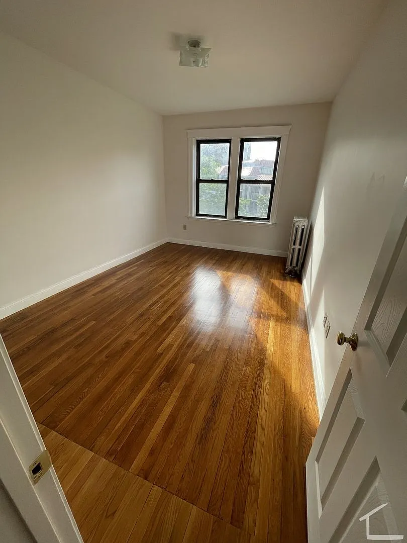 Very Spacious Brighton 4-bed, 2-bath with Heat/Hot Water Included — Photo 3