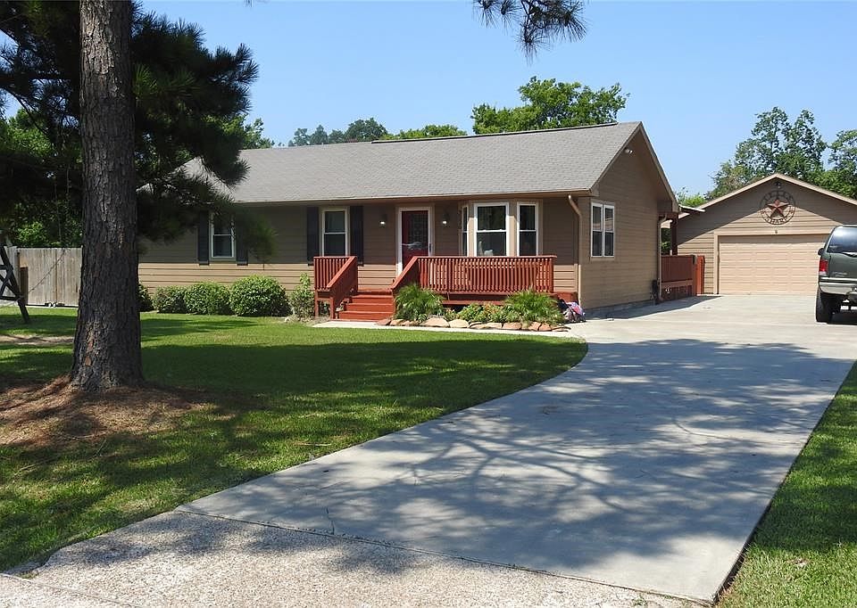 COZY HOME LOCATED IN QUIET NEIGHBORHOOD. PICTURE PERFECT!
