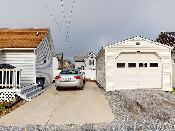3rd image of 409 Curtin St S