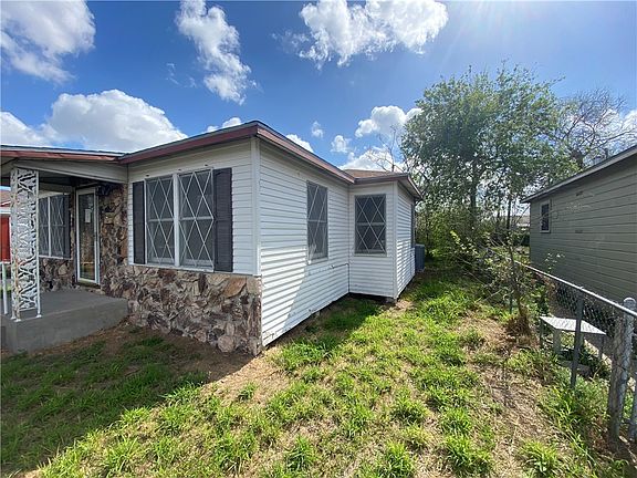 2nd image of 1002 Nandina Dr