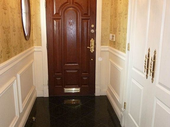 ELEGANT TILE ENTRANCE W/ DOUBLE CLOSET....
