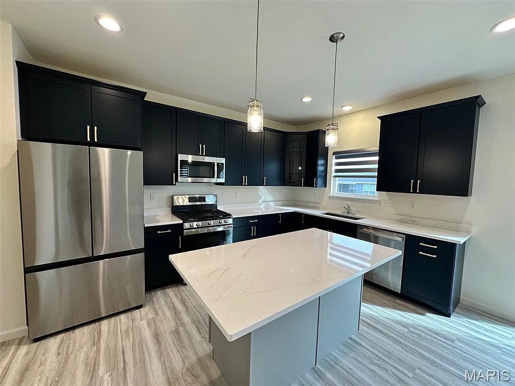 4 bed, 2.5 bath, 2548 sqft, $3,000 — Photo 4