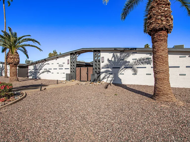 Palm View Manor — Photo 5