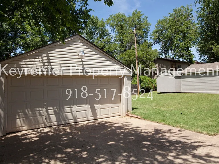 929 E 37th Pl — Photo 11