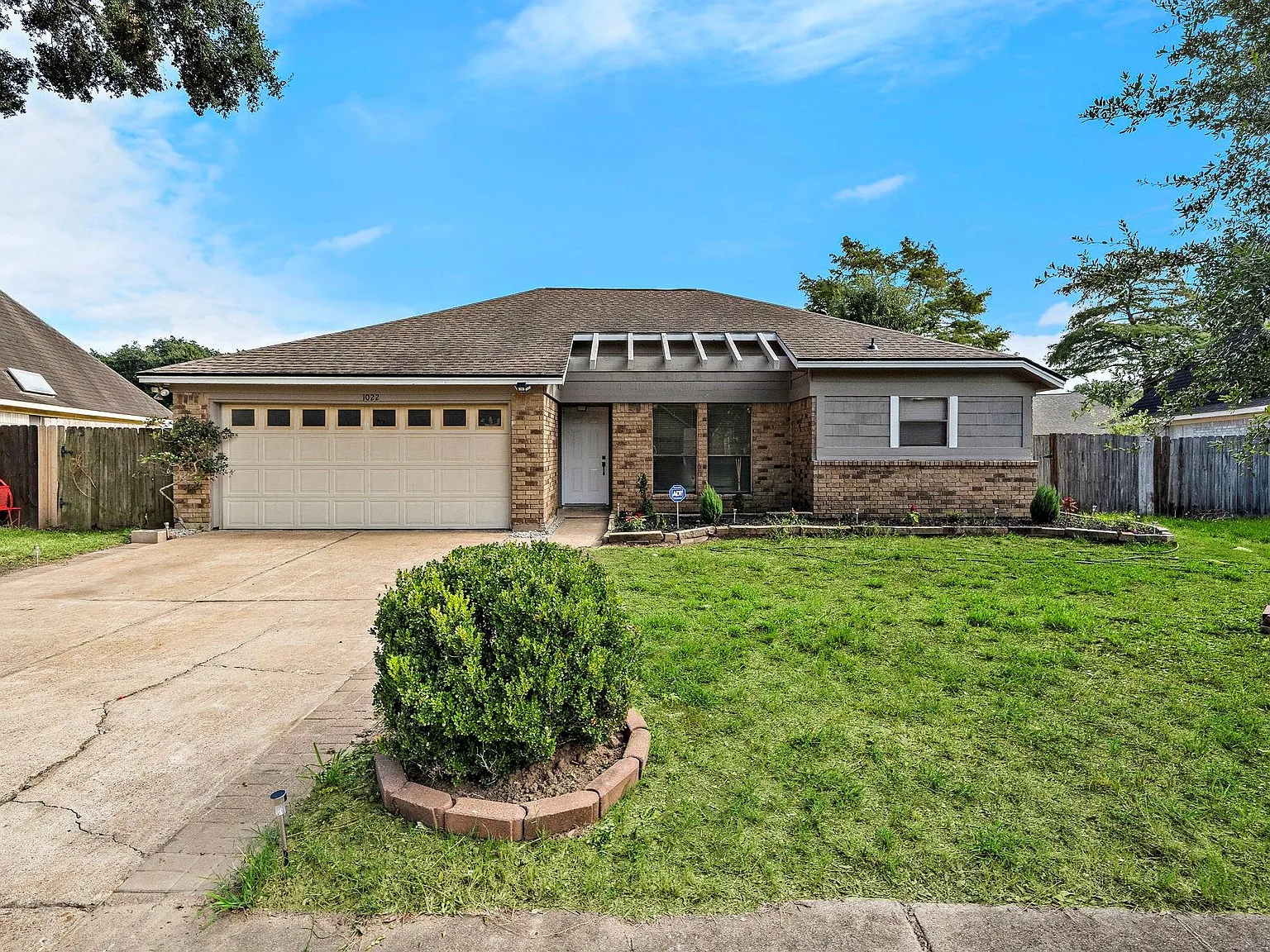 4 bed, 2.0 bath, 1932 sqft, $2,400 — Photo 4