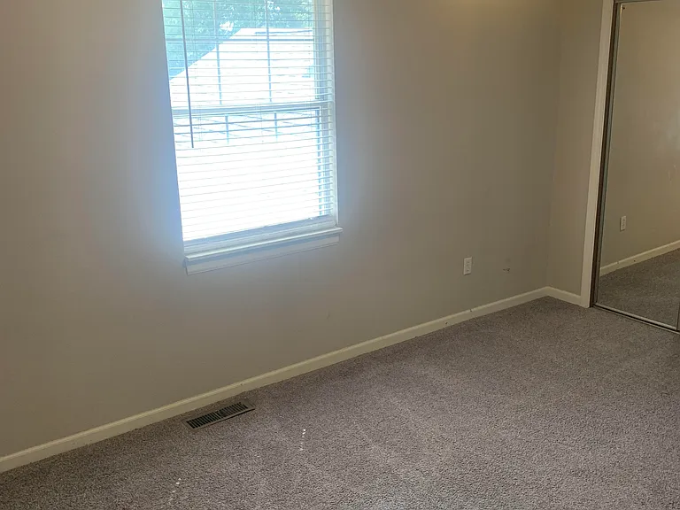 1338 NW Jefferson Ct — Photo 4