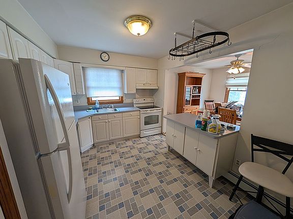5th image of 75 Arch St