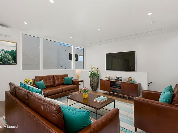 5th image of 2035 Albatross St