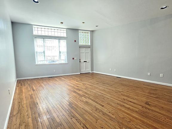 2nd image of 930 E Passyunk Ave #4