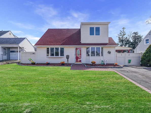 21 Aldin Lane, Levittown, NY 11756