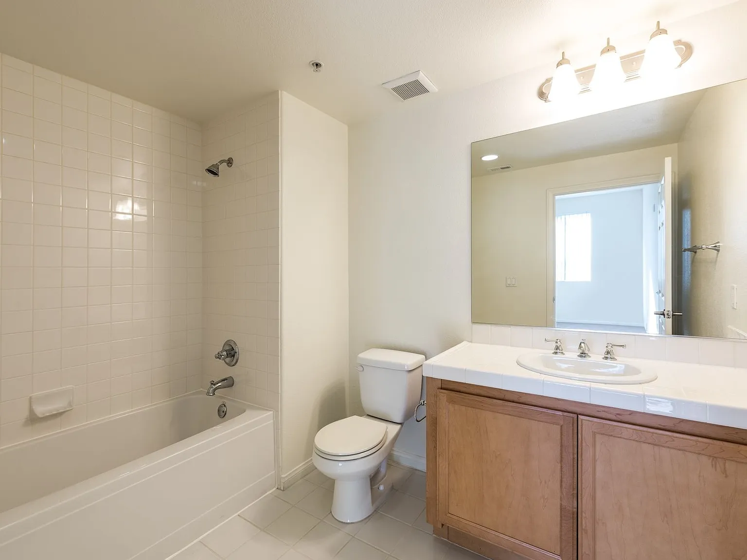 Glenoaks Villas — Photo 3
