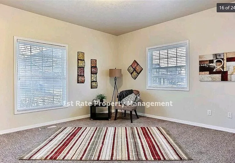 828 W Rollins St — Photo 15