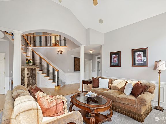 3rd image of 1725 Pointe Woodworth Drive NE