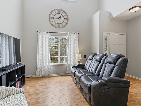 3rd image of 442 Jamestown Ct