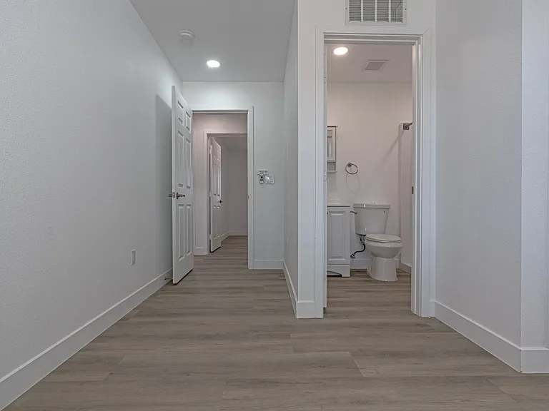 411 W Grove St — Photo 14