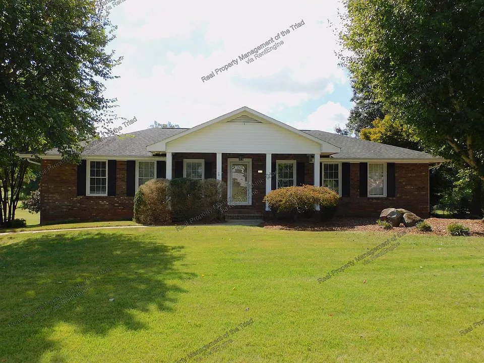 1080 Whispering Pines Dr