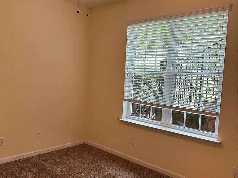 1104 Drayton Ct — Photo 17