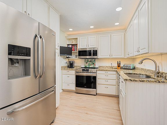 4th image of 926 N Wild Olive Ave
