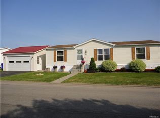 917 Fernwood Dr, Lockport, NY 14094