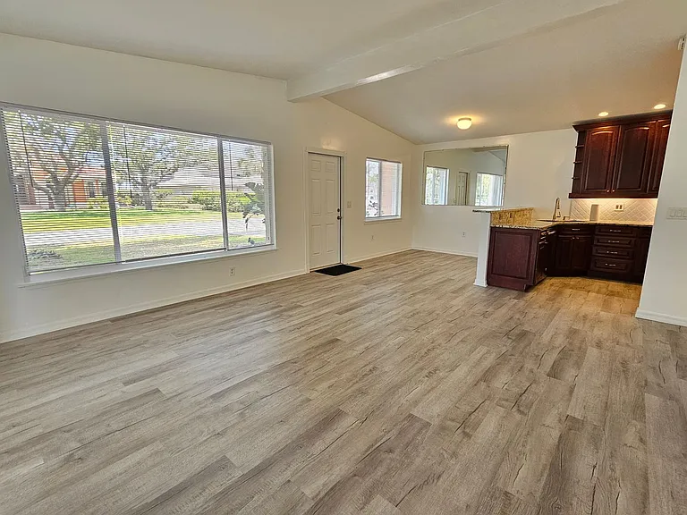 341 Bayshore Dr — Photo 2