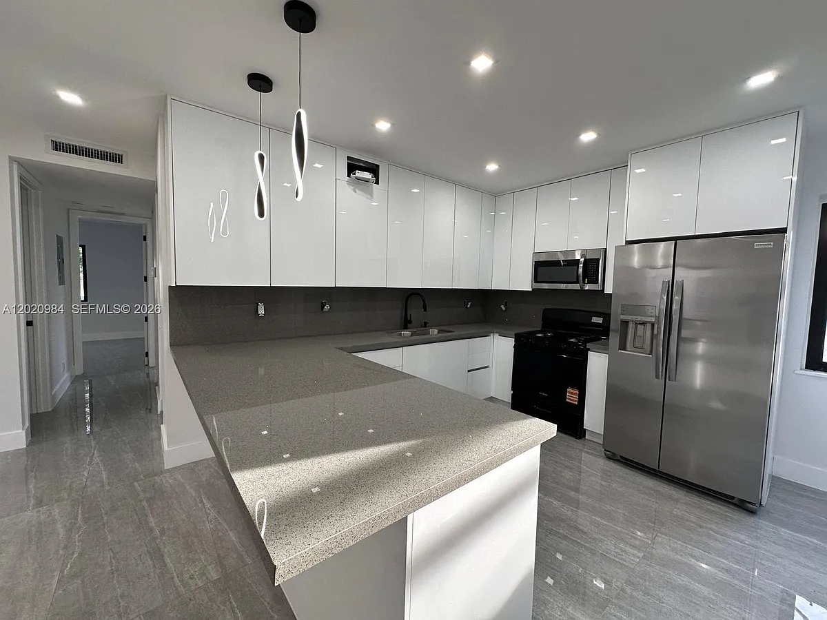 Building Photo - 931 NW 1st St #1