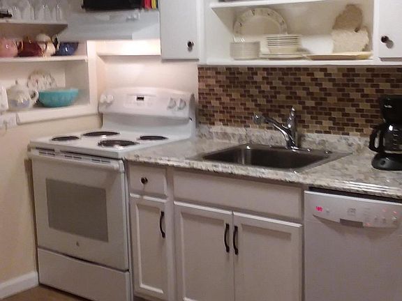 3rd image of 483 E Hanover St