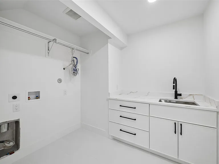 111 E 18th St — Photo 31