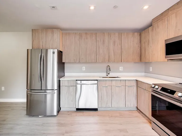 622-624 Girard St NE — Photo 3