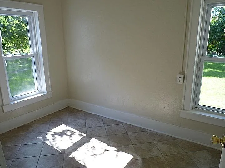 327 N Church St — Photo 10