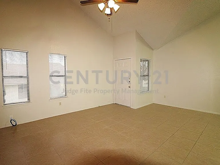 1110 Curtis Dr — Photo 4