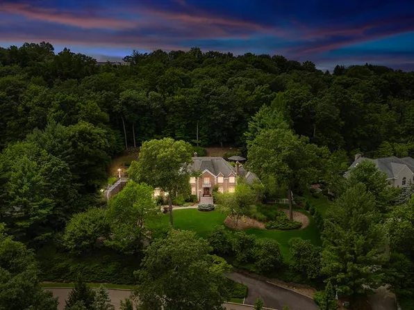 27 Shinnecock Trl, Franklin Lakes, NJ 07417