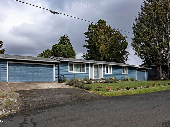 2nd image of 220 SW Greenwood Dr