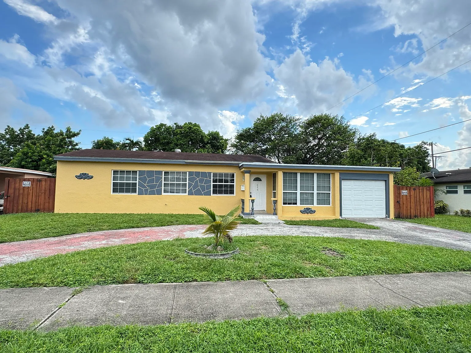 3 bed, 2.0 bath, 1077 sqft, $3,200 — Photo 2