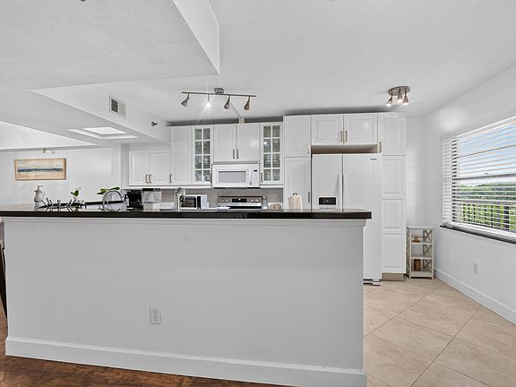 5th image of 23344 CAROLWOOD Lane #505