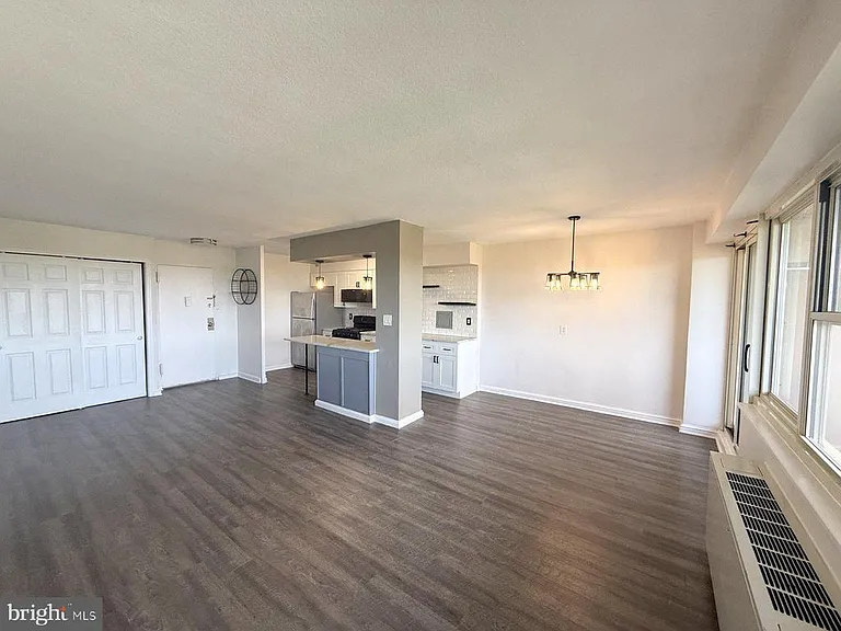 1102 Barclay Towers — Photo 4