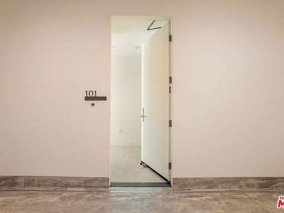 2nd image of 425 N Palm Dr #101