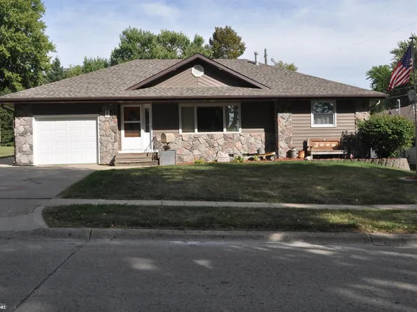 327 S Walnut St, Carroll, IA 51401