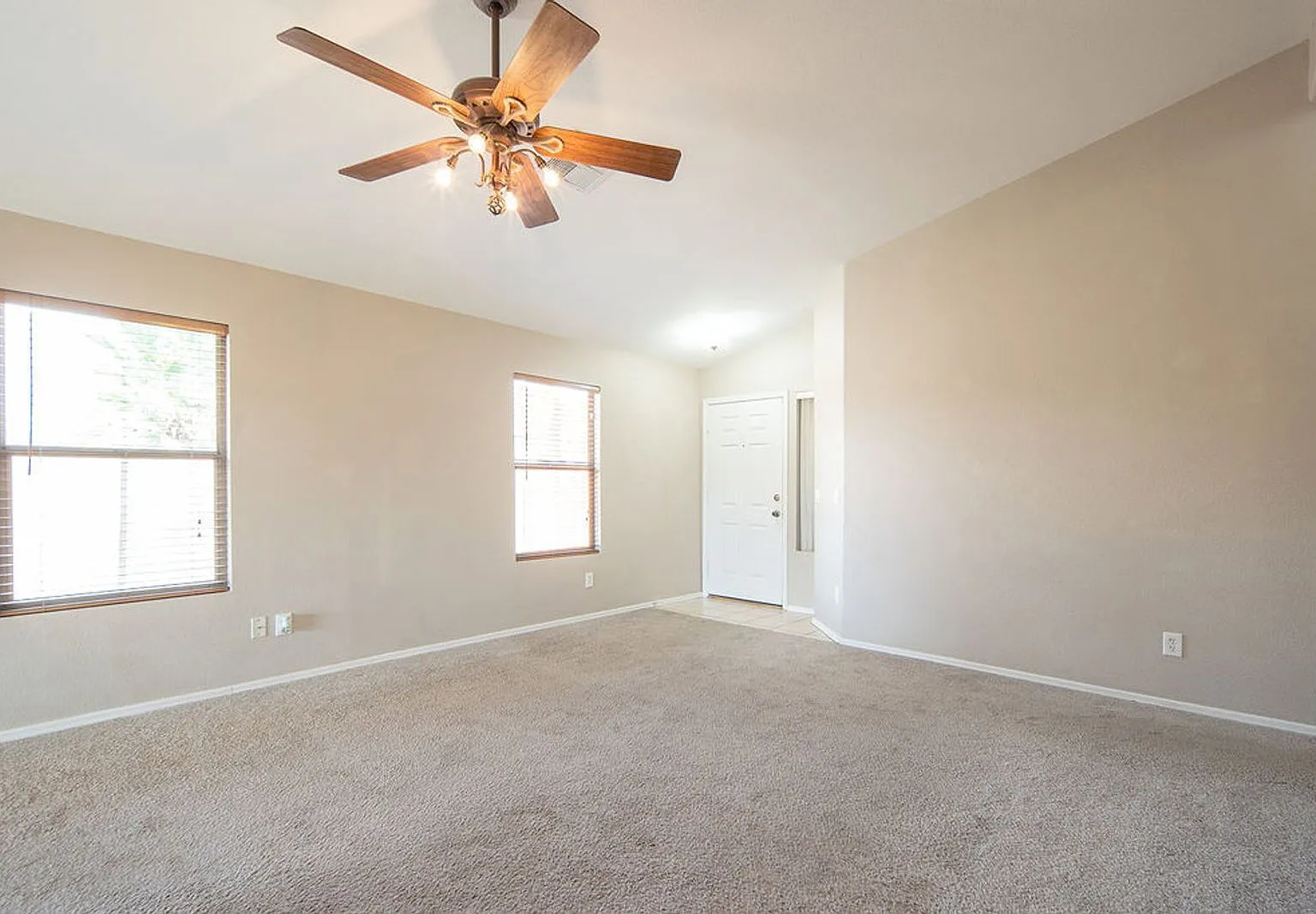3 bed, 2.0 bath, 1062 sqft, $1,800 — Photo 3