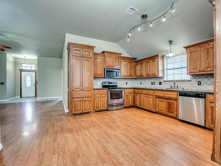 1209 Stoneridge Dr — Photo 21
