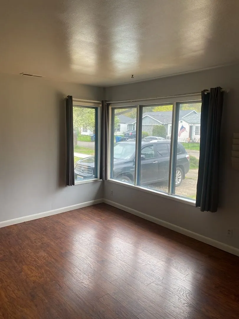Single Level West Salem Home — Photo 4
