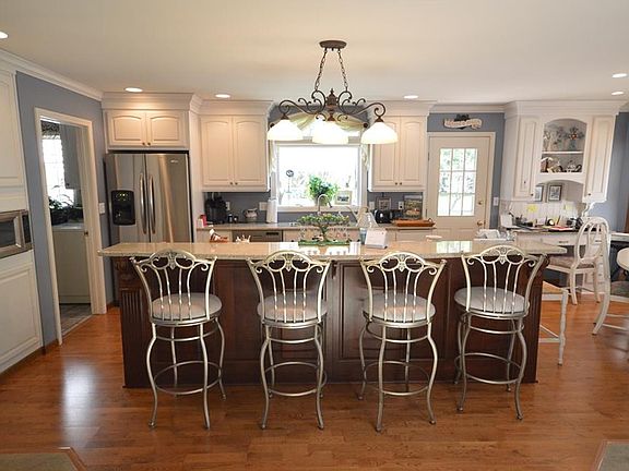 5th image of 810 Heritage Dr