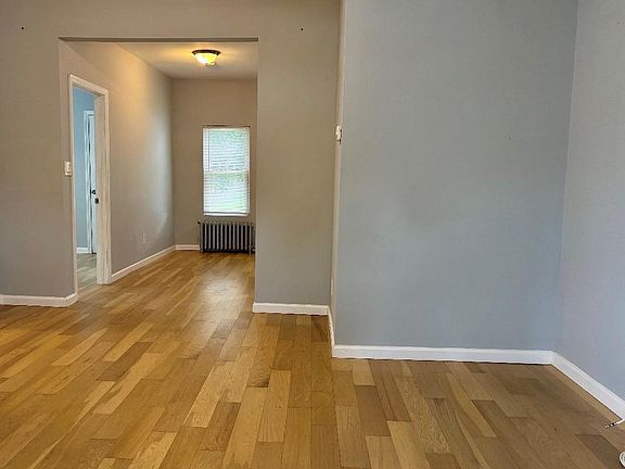 3rd image of 980 Thomas Ave #1