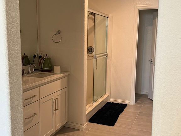 3rd image of 629 Blackbury Ln