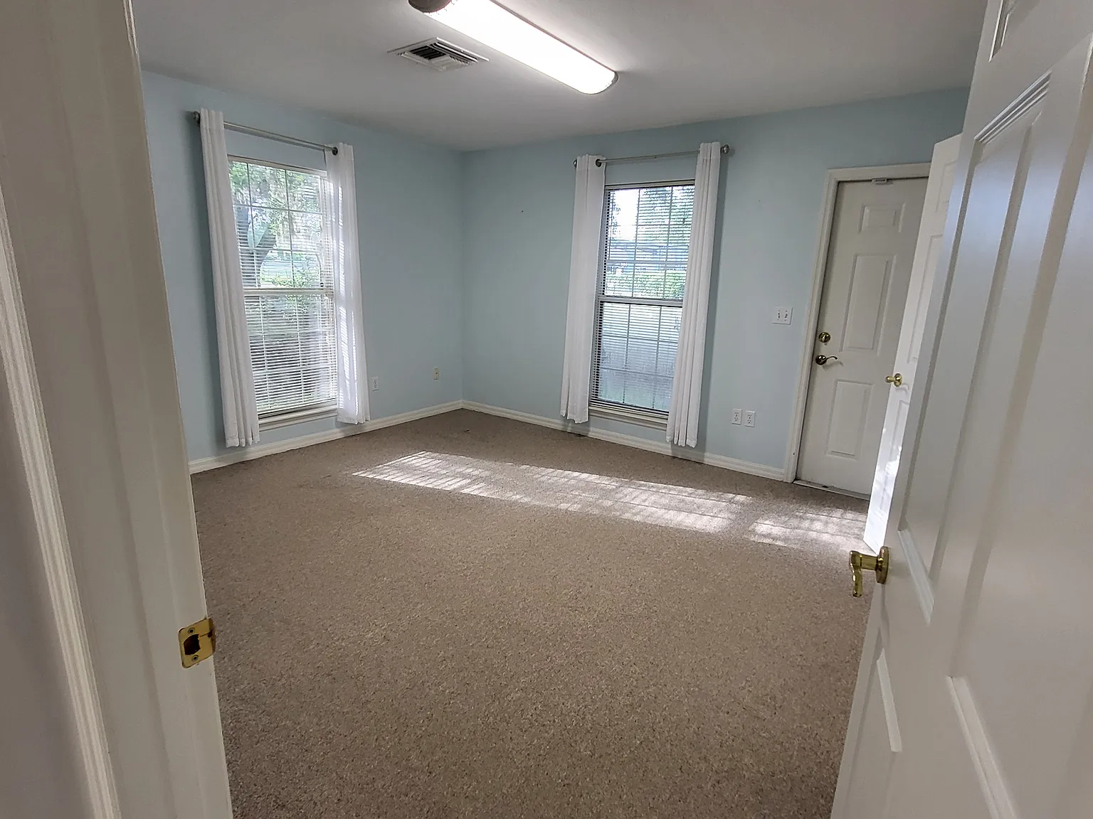 Studio, 880 sqft, $1,250 — Photo 3