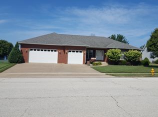27 Eleanor Ln, Jacksonville, IL 62650