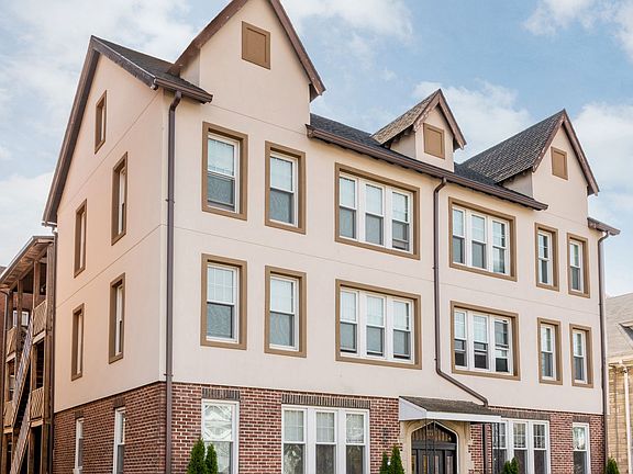 3rd image of 843 Farmington Ave #577-3