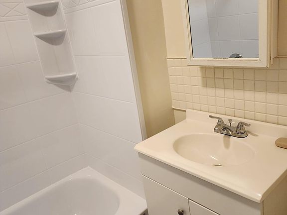 2nd image of 1123 Grove St #1R